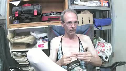 Snapshot of 04oldskool chatting on 12/22/24, 11:41 04oldskool online show from 12/22/24, 11:41
