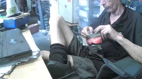 Snapshot of 04oldskool chatting on 10/15/25, 02:33 04oldskool online show from 10/15/25, 02:33