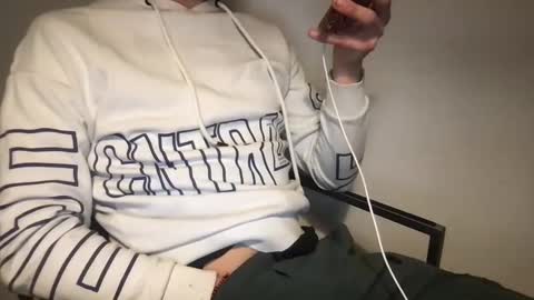 Snapshot of 18hereman chatting on 12/31/24, 12:54 man 18 but cute online show from 12/31/24, 12:54