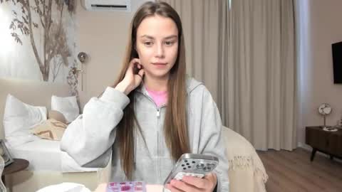 Lily 3 online show from 10/04/25, 11:41