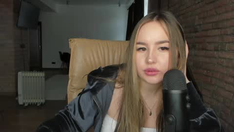 Snapshot of 1loly chatting on 02/06/25, 08:07 Amy online show from 02/06/25, 08:07