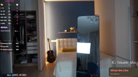 Snapshot of 1mari_01 chatting on 10/15/25, 06:08 Marie online show from 10/15/25, 06:08