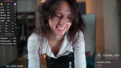 Snapshot of 1mari_01 chatting on 10/20/25, 06:30 Marie online show from 10/20/25, 06:30