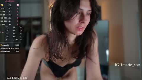 Snapshot of 1mari_01 chatting on 10/29/25, 11:06 Marie online show from 10/29/25, 11:06