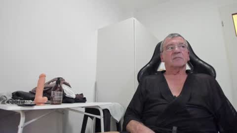 Snapshot of 200gentleman chatting on 12/07/24, 04:03 Henk online show from 12/07/24, 04:03