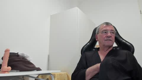 Snapshot of 200gentleman chatting on 12/12/24, 04:10 Henk online show from 12/12/24, 04:10