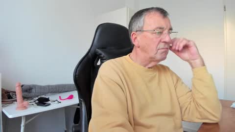 Snapshot of 200gentleman chatting on 01/02/25, 03:08 Henk online show from 01/02/25, 03:08