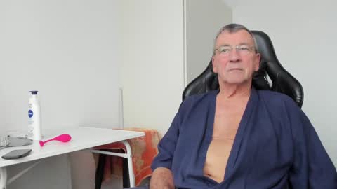 Snapshot of 200gentleman chatting on 01/24/25, 01:36 Henk online show from 01/24/25, 01:36