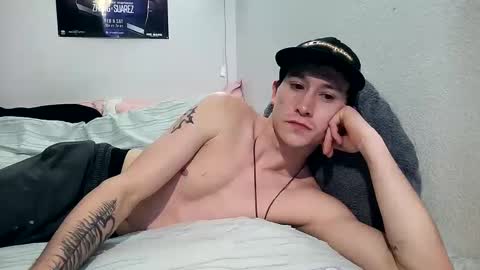 Snapshot of 21yearsy0ung9icheshung chatting on 02/14/25, 01:02 AlecurClit online show from 02/14/25, 01:02
