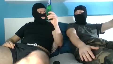 Snapshot of 2frenchfriends chatting on 10/28/25, 08:11 2frenchfriends online show from 10/28/25, 08:11