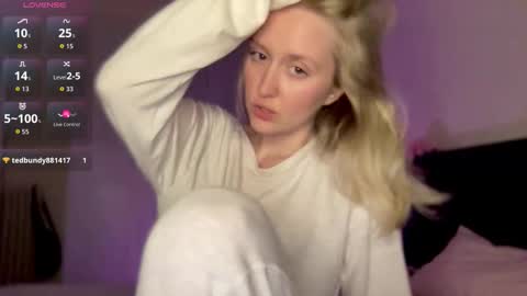 Snapshot of 2kepler22b chatting on 10/29/25, 08:10  . online show from 10/29/25, 08:10