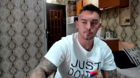 Snapshot of 2sexymuscles chatting on 09/20/25, 08:32 2sexymuscles online show from 09/20/25, 08:32