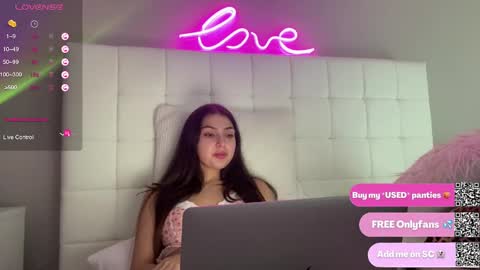 Snapshot of 3hole chatting on 02/26/25, 08:22 Venus Raee online show from 02/26/25, 08:22