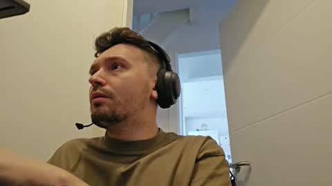 Snapshot of 8inchdude93 chatting on 09/18/25, 08:05 8inchdude93 online show from 09/18/25, 08:05