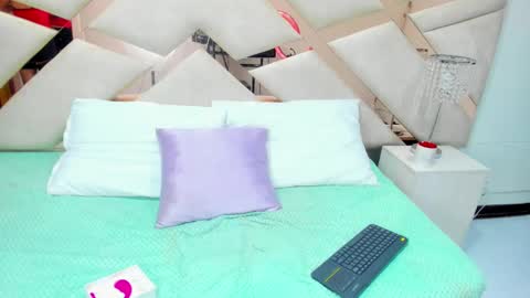 Snapshot of _abril77 chatting on 12/17/24, 08:21 Abril online show from 12/17/24, 08:21