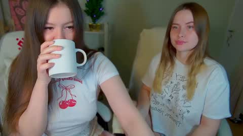 Snapshot of _aein_emy_ chatting on 01/11/25, 01:37 Emy online show from 01/11/25, 01:37