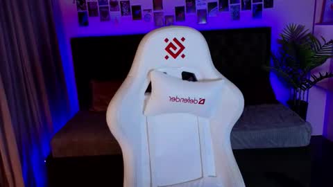 Snapshot of _amelia_pond_ chatting on 11/27/25, 02:35 Amelia online show from 11/27/25, 02:35