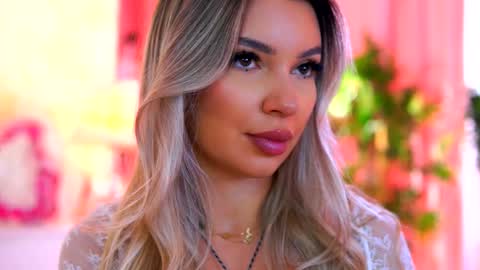 Snapshot of _arielle chatting on 10/11/25, 09:19 Arielle online show from 10/11/25, 09:19