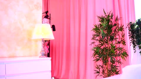 Snapshot of _arielle chatting on 10/14/25, 08:37 Arielle online show from 10/14/25, 08:37