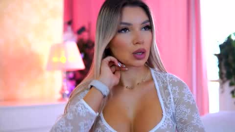 Snapshot of _arielle chatting on 10/21/25, 08:15 Arielle online show from 10/21/25, 08:15