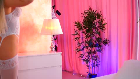 Snapshot of _arielle chatting on 10/25/25, 08:55 Arielle online show from 10/25/25, 08:55