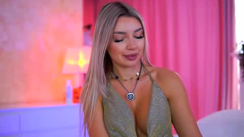 Snapshot of _arielle chatting on 11/18/25, 09:36 Arielle online show from 11/18/25, 09:36