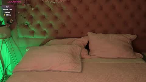   online show from 10/06/25, 04:43