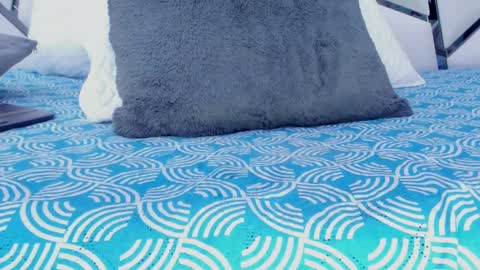 Aura online show from 02/14/25, 06:34