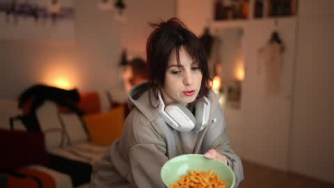 Lili online show from 10/31/25, 11:44