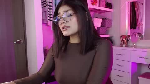 Snapshot of _camilaaa__ chatting on 09/14/25, 05:50 online show from 09/14/25, 05:50