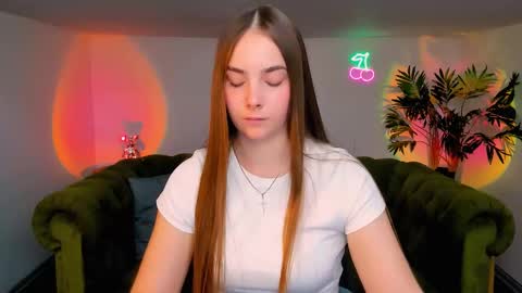 Snapshot of _cuddle_bug_ chatting on 09/10/25, 01:11 Erika online show from 09/10/25, 01:11