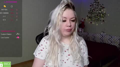 Snapshot of _elven_dreams__ chatting on 12/23/24, 06:22 chloue and Gretta online show from 12/23/24, 06:22