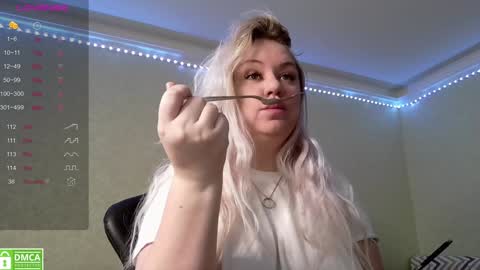 Snapshot of _elven_dreams__ chatting on 01/04/25, 08:39 chloue and Gretta online show from 01/04/25, 08:39