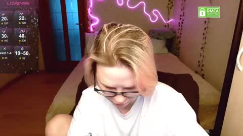 Snapshot of _elven_dreams__ chatting on 03/01/25, 04:33 chloue and Gretta online show from 03/01/25, 04:33