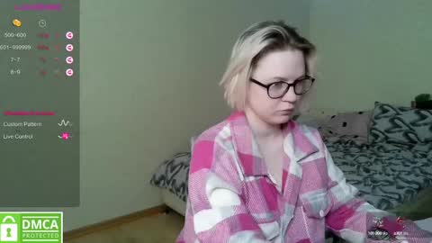 Snapshot of _elven_dreams__ chatting on 03/10/25, 09:32 chloue and Gretta online show from 03/10/25, 09:32