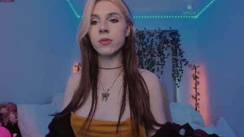 Snapshot of _eva_pleasure_ chatting on 10/18/25, 06:48 Eva online show from 10/18/25, 06:48