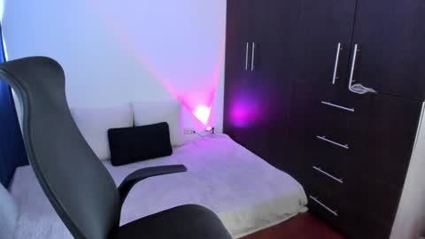 Snapshot of _giaa_ chatting on 12/18/24, 05:42 _giaa_ online show from 12/18/24, 05:42