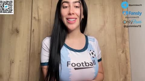 Snapshot of _gummies15 chatting on 11/13/25, 01:59 sara online show from 11/13/25, 01:59