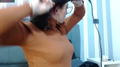 Snapshot of _isaabellaa chatting on 12/23/24, 05:54 Isa online show from 12/23/24, 05:54