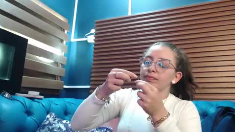 Snapshot of _isaabellaa chatting on 02/17/25, 05:43 Isa online show from 02/17/25, 05:43