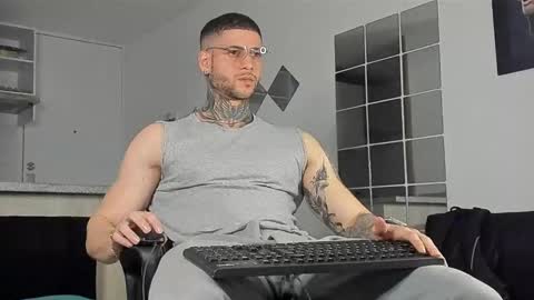 Snapshot of _jamesleandros chatting on 12/28/24, 02:01 jeison online show from 12/28/24, 02:01