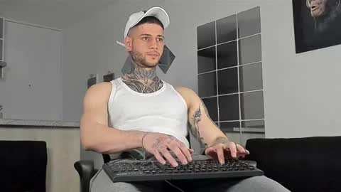 Snapshot of _jamesleandros chatting on 12/29/24, 02:38 jeison online show from 12/29/24, 02:38