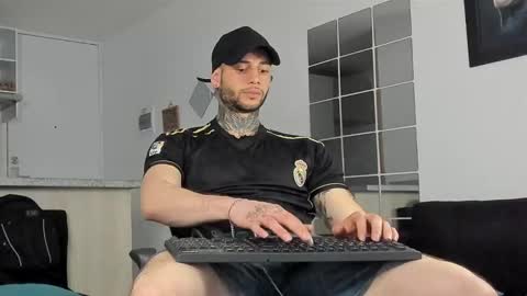 Snapshot of _jamesleandros chatting on 01/05/25, 09:03 jeison online show from 01/05/25, 09:03