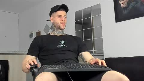 Snapshot of _jamesleandros chatting on 01/15/25, 02:27 jeison online show from 01/15/25, 02:27