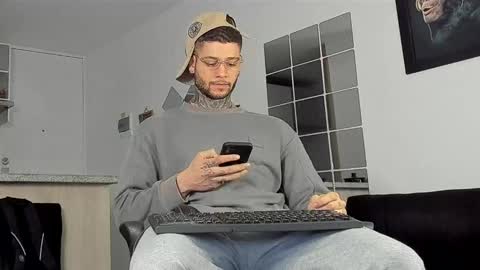 Snapshot of _jamesleandros chatting on 01/19/25, 01:12 jeison online show from 01/19/25, 01:12