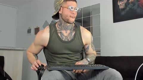 Snapshot of _jamesleandros chatting on 01/29/25, 10:01 jeison online show from 01/29/25, 10:01