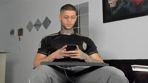 Snapshot of _jamesleandros chatting on 02/28/25, 12:09 jeison online show from 02/28/25, 12:09