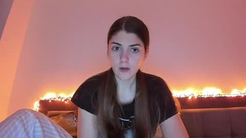 Snapshot of _just_a_simple_girl chatting on 01/04/25, 10:05 _just_a_simple_girl online show from 01/04/25, 10:05