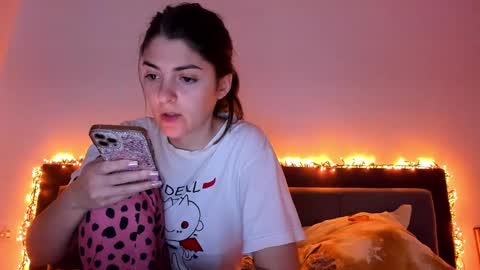 Snapshot of _just_a_simple_girl chatting on 01/24/25, 03:02 _just_a_simple_girl online show from 01/24/25, 03:02
