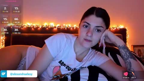 Snapshot of _just_a_simple_girl chatting on 02/06/25, 01:43 _just_a_simple_girl online show from 02/06/25, 01:43